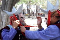 Viernes 5 de abril del 2019. Chiapa de Corzo. La Danza del Caballito o Ñumbañuli.  Algunos jóvenes chiapacorceños bailan bajo el sol de mediodía vestidos con atavíos indígenas y máscaras de madera y caballitos de petate