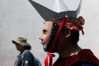Viernes 5 de abril del 2019. Chiapa de Corzo. La Danza del Caballito o Ñumbañuli.  Algunos jóvenes chiapacorceños bailan bajo el sol de mediodía vestidos con atavíos indígenas y máscaras de madera y caballitos de petate