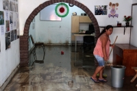 Martes 27 de agosto del 2019. Tuxtla Gutiérrez. Poco a poco los afectados de la fuerte lluvia de este lunes van regresando a las casas afectadas limpiando sus pertenencias y tratando de regresar a sus actividades cotidianas