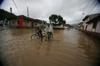 Habitantes de la colonial ciudad de San Cristóbal de las Casas sufren inundaciones en varios barrios durante las lluvias de este fin de semana. Autoridades de Protección Civil dan a conocer que más de 30o familias se encuentran afectadas en San Cristóbal 
