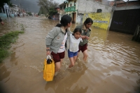 Habitantes de la colonial ciudad de San Cristóbal de las Casas sufren inundaciones en varios barrios durante las lluvias de este fin de semana. Autoridades de Protección Civil dan a conocer que más de 30o familias se encuentran afectadas en San Cristóbal 