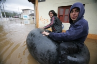 Habitantes de la colonial ciudad de San Cristóbal de las Casas sufren inundaciones en varios barrios durante las lluvias de este fin de semana. Autoridades de Protección Civil dan a conocer que más de 30o familias se encuentran afectadas en San Cristóbal Habitantes de la colonial ciudad de San Cristóbal de las Casas sufren inundaciones en varios barrios durante las lluvias de este fin de semana. Autoridades de Protección Civil dan a conocer que más de 30o familias se encuentran afectadas en San Cristóbal
