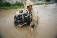 Habitantes de la colonial ciudad de San Cristóbal de las Casas sufren inundaciones en varios barrios durante las lluvias de este fin de semana. Autoridades de Protección Civil dan a conocer que más de 30o familias se encuentran afectadas en San Cristóbal 