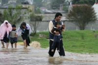 Habitantes de la colonial ciudad de San Cristóbal de las Casas sufren inundaciones en varios barrios durante las lluvias de este fin de semana. Autoridades de Protección Civil dan a conocer que más de 30o familias se encuentran afectadas en San Cristóbal 