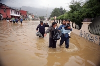 Habitantes de la colonial ciudad de San Cristóbal de las Casas sufren inundaciones en varios barrios durante las lluvias de este fin de semana. Autoridades de Protección Civil dan a conocer que más de 30o familias se encuentran afectadas en San Cristóbal 