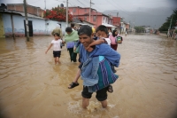 Habitantes de la colonial ciudad de San Cristóbal de las Casas sufren inundaciones en varios barrios durante las lluvias de este fin de semana. Autoridades de Protección Civil dan a conocer que más de 30o familias se encuentran afectadas en San Cristóbal 