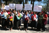 Lunes 31 de enero. Indígenas Tsotsiles evangélicos de la comunidad los Llanos se manifiestan en la presidencia de San Cristóbal de las Casas para exigir que también se aplique la ley a los tradicionalistas de esta comunidad y la entrega de apoyos para los
