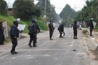 Sábado 20 de octubre del 2012. San Cristóbal de las Casas, Chiapas. Elementos de las corporaciones policiacas intentaron desalojar el predio Ellar en las afueras de esta ciudad. El saldo fue de varios policías lastimados y la burla de los indígenas tsotsi