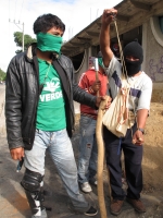 Sábado 20 de octubre del 2012. San Cristóbal de las Casas, Chiapas. Elementos de las corporaciones policiacas intentaron desalojar el predio Ellar en las afueras de esta ciudad. El saldo fue de varios policías lastimados y la burla de los indígenas tsotsi
