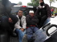Sábado 20 de octubre del 2012. San Cristóbal de las Casas, Chiapas. Elementos de las corporaciones policiacas intentaron desalojar el predio Ellar en las afueras de esta ciudad. El saldo fue de varios policías lastimados y la burla de los indígenas tsotsi