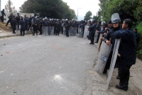 Sábado 20 de octubre del 2012. San Cristóbal de las Casas, Chiapas. Elementos de las corporaciones policiacas intentaron desalojar el predio Ellar en las afueras de esta ciudad. El saldo fue de varios policías lastimados y la burla de los indígenas tsotsi
