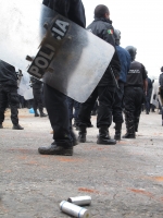 Sábado 20 de octubre del 2012. San Cristóbal de las Casas, Chiapas. Elementos de las corporaciones policiacas intentaron desalojar el predio Ellar en las afueras de esta ciudad. El saldo fue de varios policías lastimados y la burla de los indígenas tsotsi