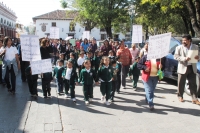 Lunes 7 de noviembre. Protestan niños de escuela coleta. Lunes 7 de noviembre. Protestan niños de escuela coleta.