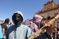 Martes 20 de noviembre del 2012. San Cristóbal de las Casas, Chiapas. Indígenas de varias colonias de San Cristóbal de las Casas marchan gritando consignas zapatistas durante las celebraciones de la Revolución Mexicana para exigir a las autoridades estata