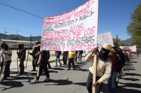 Martes 20 de noviembre del 2012. San Cristóbal de las Casas, Chiapas. Indígenas de varias colonias de San Cristóbal de las Casas marchan gritando consignas zapatistas durante las celebraciones de la Revolución Mexicana para exigir a las autoridades estata