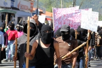 Martes 20 de noviembre del 2012. San Cristóbal de las Casas, Chiapas. IndÃgenas de varias colonias de San Cristóbal de las Casas marchan gritando consignas zapatistas durante las celebraciones de la Revolución Mexicana para exigir a las autoridades estata Martes 20 de noviembre del 2012. San Cristóbal de las Casas, Chiapas. IndÃgenas de varias colonias de San Cristóbal de las Casas marchan gritando consignas zapatistas durante las celebraciones de la Revolución Mexicana para exigir a las autoridades estata
