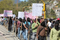 Martes 20 de noviembre del 2012. San Cristóbal de las Casas, Chiapas. Indígenas de varias colonias de San Cristóbal de las Casas marchan gritando consignas zapatistas durante las celebraciones de la Revolución Mexicana para exigir a las autoridades estata