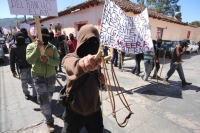 Martes 20 de noviembre del 2012. San Cristóbal de las Casas, Chiapas. Indígenas de varias colonias de San Cristóbal de las Casas marchan gritando consignas zapatistas durante las celebraciones de la Revolución Mexicana para exigir a las autoridades estata