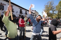 Martes 20 de noviembre del 2012. San Cristóbal de las Casas, Chiapas. Indígenas de varias colonias de San Cristóbal de las Casas marchan gritando consignas zapatistas durante las celebraciones de la Revolución Mexicana para exigir a las autoridades estata
