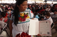 Miércoles 27 de enero del 2016. San Cristóbal de las Casas. Indígenas de varios estados de la República Mexicana reciben actas de nacimiento en esta ciudad del sureste durante la firma del Convenio  para Garantizar los Derechos a la Identidad de la Poblac