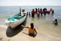 Las tranquilas aguas del estero de Santa Brígida permiten las actividades recreativas a los visitantes de la costa de Chiapas, quienes son atendidos en los restaurantes por personajes mareños en uno de los lugares más tranquilos de la zona.