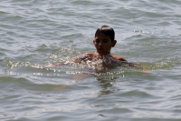 Las tranquilas aguas del estero de Santa Brígida permiten las actividades recreativas a los visitantes de la costa de Chiapas, quienes son atendidos en los restaurantes por personajes mareños en uno de los lugares más tranquilos de la zona.