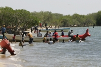Las tranquilas aguas del estero de Santa Brígida permiten las actividades recreativas a los visitantes de la costa de Chiapas, quienes son atendidos en los restaurantes por personajes mareños en uno de los lugares más tranquilos de la zona.