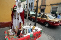 LA NIÑA BLANCA O LA SANTA MUERTE SE ENCUENTRA EN VARIOS ALTARES EN EL CENTRO HISTORICO DE LA CIUDAD DE MEXICO, DONDE LOS DEVOTOS RINDEN CULTO A LOS MILAGROS DE TAN PECULIAR SANTO.