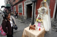 LA NIÑA BLANCA O LA SANTA MUERTE SE ENCUENTRA EN VARIOS ALTARES EN EL CENTRO HISTORICO DE LA CIUDAD DE MEXICO, DONDE LOS DEVOTOS RINDEN CULTO A LOS MILAGROS DE TAN PECULIAR SANTO.