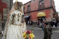 LA NIÑA BLANCA O LA SANTA MUERTE SE ENCUENTRA EN VARIOS ALTARES EN EL CENTRO HISTORICO DE LA CIUDAD DE MEXICO, DONDE LOS DEVOTOS RINDEN CULTO A LOS MILAGROS DE TAN PECULIAR SANTO.