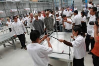 Martes 29 de marzo. Santiago el Pinar. Felipe Calderón y Juan Sabines Guerrero recorren la Ensambaldora de la Nueva Ciudad Rural en Chiapas.
