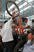 Martes 29 de marzo. Santiago el Pinar. Felipe Calderón y Juan Sabines Guerrero recorren la Ensambaldora de la Nueva Ciudad Rural en Chiapas.