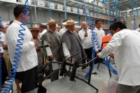 Martes 29 de marzo. Santiago el Pinar. Felipe Calderón y Juan Sabines Guerrero recorren la Ensambaldora de la Nueva Ciudad Rural en Chiapas.