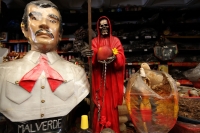 Viernes 23 de mayo del 2014. Tuxtla Gutiérrez. Malverde y la Santa Muerte son venerados en los mercados y comunidades populares como en el Mercado 20 de Noviembre en el centro de Tuxtla. Viernes 23 de mayo del 2014. Tuxtla Gutiérrez. Malverde y la Santa Muerte son venerados en los mercados y comunidades populares como en el Mercado 20 de Noviembre en el centro de Tuxtla.