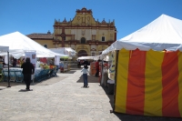Jueves 26 de julio del 2012. San Cristóbal de las Casas. Indígenas esperan a los turistas para ofrecerle todo tipos de mercancías en el centro histórico de esta ciudad mientras que las plazas y parque se llenan de puestos de ambulantaje sin control munici