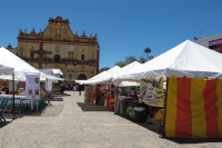 Jueves 26 de julio del 2012. San Cristóbal de las Casas. Indígenas esperan a los turistas para ofrecerle todo tipos de mercancías en el centro histórico de esta ciudad mientras que las plazas y parque se llenan de puestos de ambulantaje sin control munici