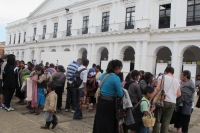 Jueves 26 de julio del 2012. San Cristóbal de las Casas. Indígenas esperan a los turistas para ofrecerle todo tipos de mercancías en el centro histórico de esta ciudad mientras que las plazas y parque se llenan de puestos de ambulantaje sin control munici