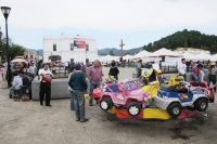 Jueves 26 de julio del 2012. San Cristóbal de las Casas. Indígenas esperan a los turistas para ofrecerle todo tipos de mercancías en el centro histórico de esta ciudad mientras que las plazas y parque se llenan de puestos de ambulantaje sin control munici