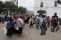 Jueves 26 de julio del 2012. San Cristóbal de las Casas. Indígenas esperan a los turistas para ofrecerle todo tipos de mercancías en el centro histórico de esta ciudad mientras que las plazas y parque se llenan de puestos de ambulantaje sin control munici