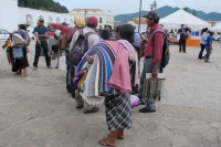 Jueves 26 de julio del 2012. San Cristóbal de las Casas. Indígenas esperan a los turistas para ofrecerle todo tipos de mercancías en el centro histórico de esta ciudad mientras que las plazas y parque se llenan de puestos de ambulantaje sin control munici