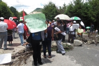 Sábado 8 de septiembre del 2012. San cristóbal de las Casas, Chiapas. El derrame de quimicos en la zona norte de la ciudad ha provocado la movilización de los vecinos de las colonias Lagos de María, San Juan de los Lagos y Maestros de México para exigir a