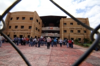 Lunes 4 de noviembre del 2013. Tuxtla Gutiérrez. Aspectos del edificio de la Sección 40 y de la conferencia de prensa los voceros de los diferentes grupos participantes del movimiento magisterial.