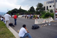 Lunes 4 de octubre. Maestros de la sección VII cierran el flujo vial en las cercanÃas de las instalaciones de esta seccional en el libramiento norte de esta ciudad. Lunes 4 de octubre. Maestros de la sección VII cierran el flujo vial en las cercanÃas de las instalaciones de esta seccional en el libramiento norte de esta ciudad.