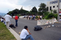 Lunes 4 de octubre. Maestros de la sección VII cierran el flujo vial en las cercanías de las instalaciones de esta seccional en el libramiento norte de esta ciudad.