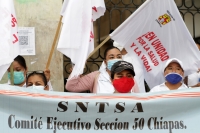 Martes 10 de noviembre del 2020. Tuxtla Gutiérrez. En manifestación, trabajadores de salud protestan en el Congreso de Chiapas.