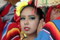 Marzo del 2015. Tuxtla Gutiérrez. Danzantes tradicionales esperan puntuales a un visitante en la entrada del Centro Cultural Jaime Sabines.