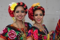 Marzo del 2015. Tuxtla Gutiérrez. Danzantes tradicionales esperan puntuales a un visitante en la entrada del Centro Cultural Jaime Sabines.
