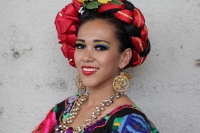 Marzo del 2015. Tuxtla Gutiérrez. Danzantes tradicionales esperan puntuales a un visitante en la entrada del Centro Cultural Jaime Sabines.