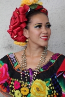 Marzo del 2015. Tuxtla Gutiérrez. Danzantes tradicionales esperan puntuales a un visitante en la entrada del Centro Cultural Jaime Sabines.