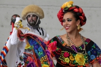 Marzo del 2015. Tuxtla Gutiérrez. Danzantes tradicionales esperan puntuales a un visitante en la entrada del Centro Cultural Jaime Sabines.